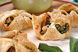 Пирожки с курицей и горчичным соусом