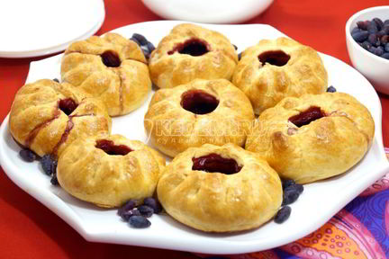 Пирожки в духовке с жимолостью