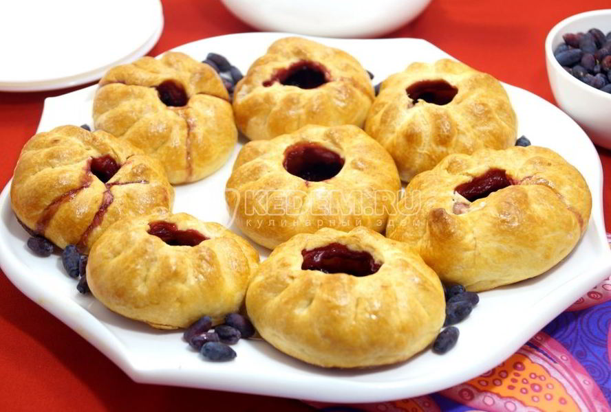 Пирожки в духовке с жимолостью