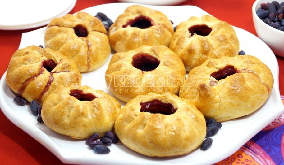 Рецепт пирожков в духовке с жимолостью