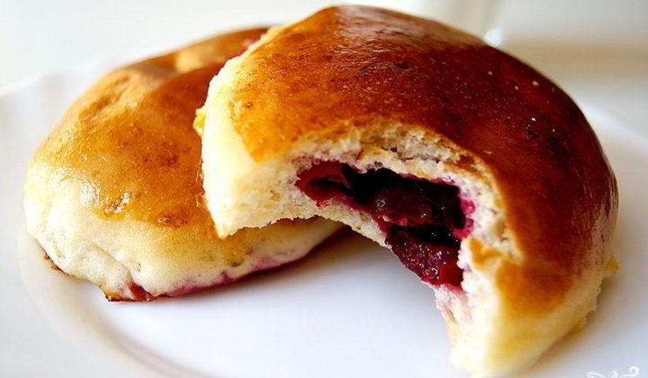 Рецепт сладких пирожков с вишней