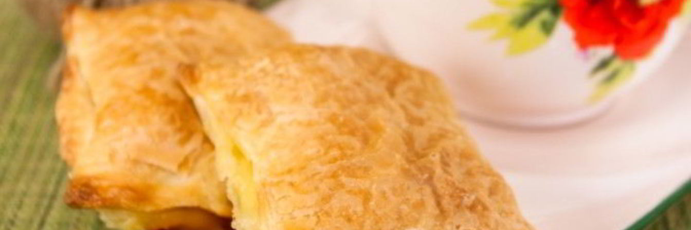 Слоеные пирожки с сыром и ветчиной