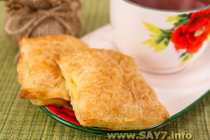 Слоеные пирожки с сыром и ветчиной
