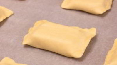 слоеные пирожки с сыром и ветчиной