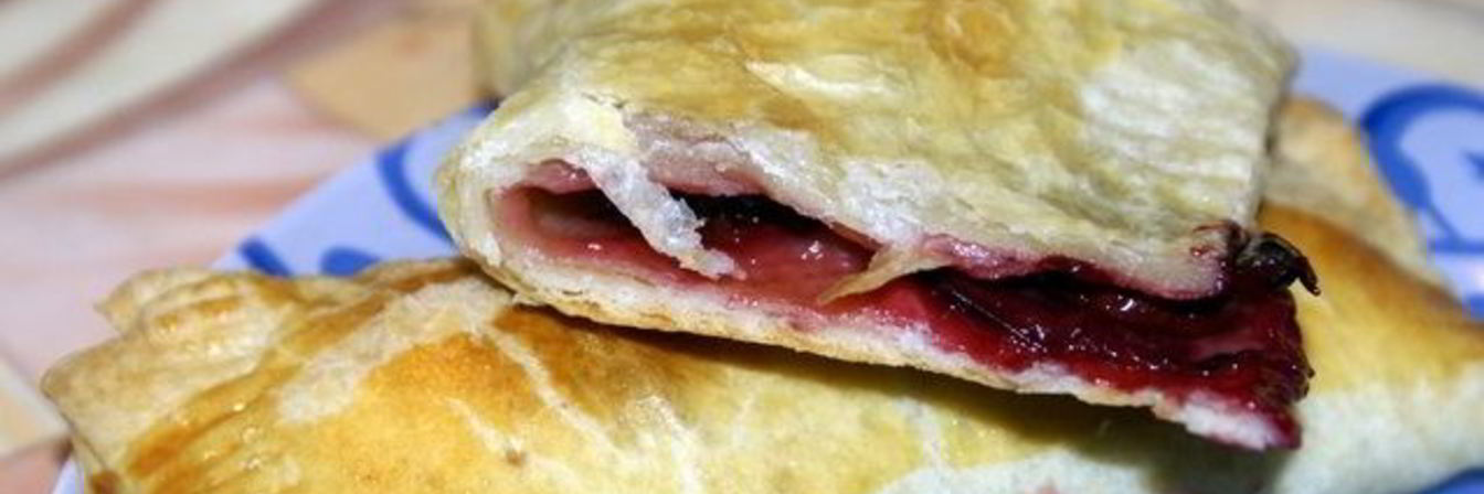 Слоеные пирожки с вишней