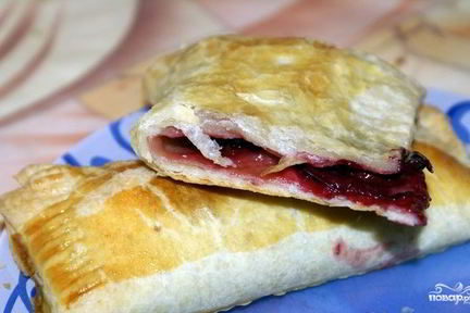 Слоеные пирожки с вишней