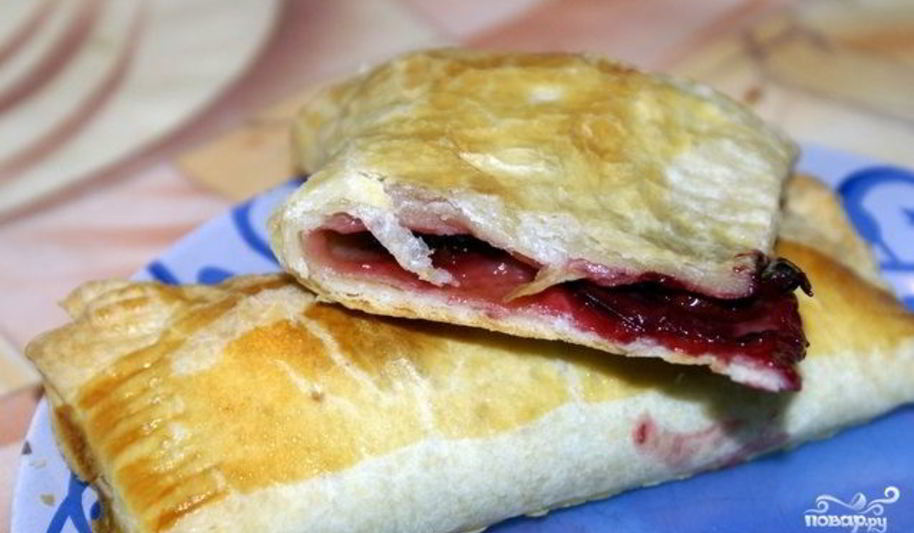 Рецепт слоеных пирожков с вишней