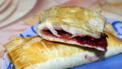 слоеные пирожки с вишней