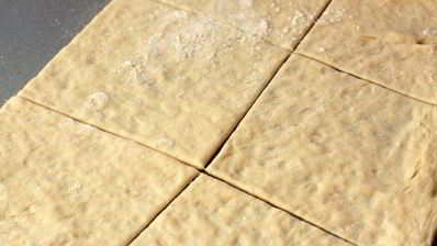 слоеные пирожки с яйцом и зеленым луком