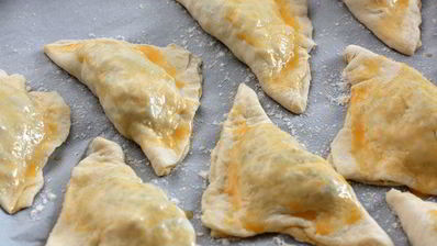 слоеные пирожки с яйцом и зеленым луком