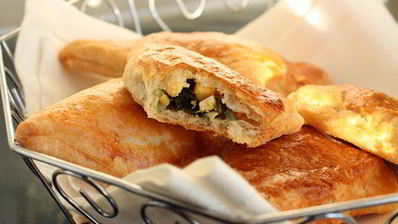 слоеные пирожки с яйцом и зеленым луком