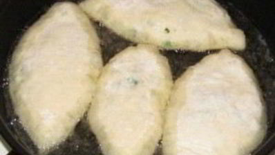 жареные пирожки с яйцом и луком