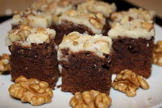 Брауни с глазурью и орехами
