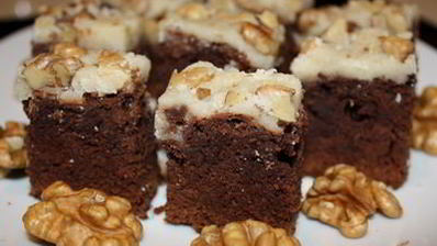 брауни с глазурью и орехами