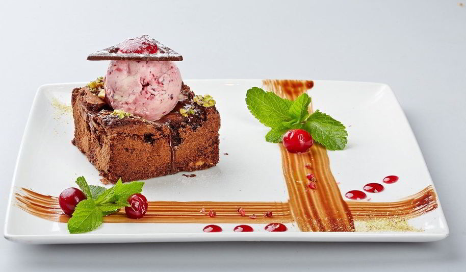 Рецепт брауни с клюквенным мороженым