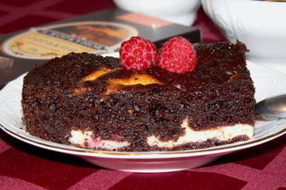 Брауни с творожно-сливочным сыром и малиной