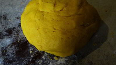 лимонное пирожное софи лорен с грецкими орехами, изюмом и безе