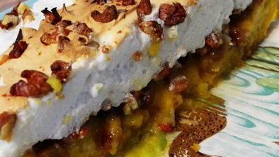 лимонное пирожное софи лорен с грецкими орехами, изюмом и безе