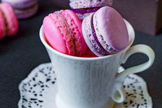 Пирожные макарон с клубникой и черной смородиной