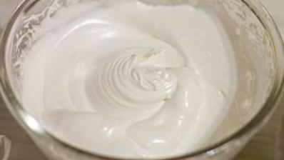 пирожные макарон с клубникой и черной смородиной