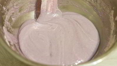 пирожные макарон с клубникой и черной смородиной