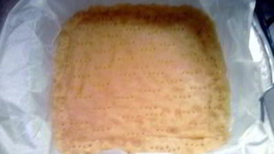 пирожные со сливой и миндалем