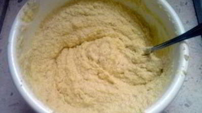 пирожные со сливой и миндалем