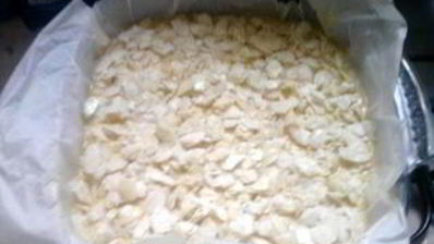 пирожные со сливой и миндалем