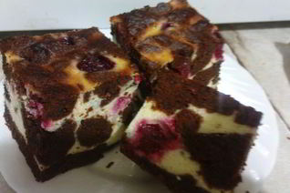 Шоколадный брауни с творогом и вишней