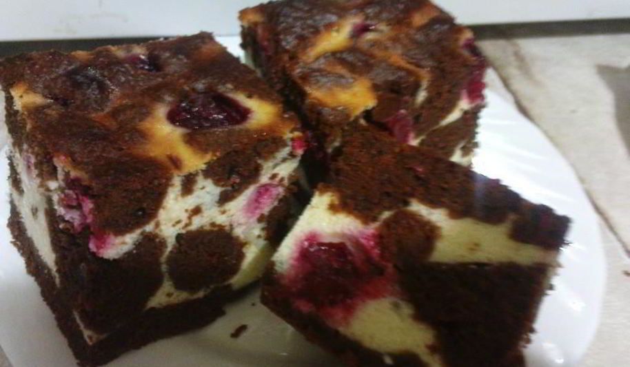 Рецепт шоколадного брауни с творогом и вишней
