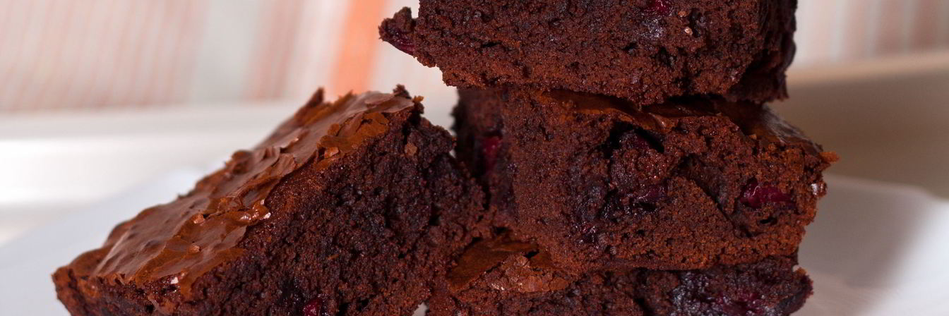 Шоколадный брауни с вишней