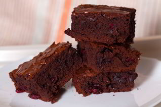 Шоколадный брауни с вишней