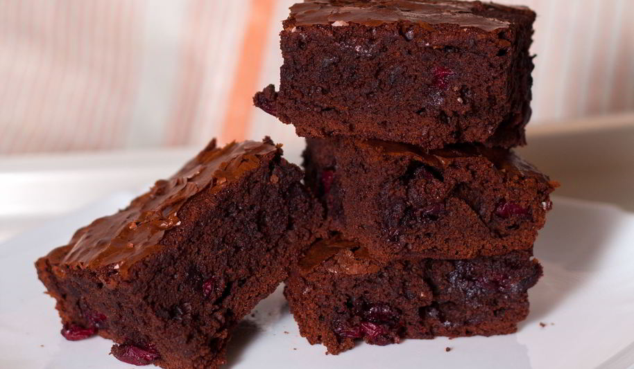 Рецепт шоколадного брауни с вишней