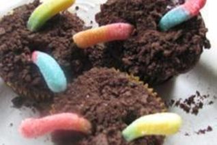 Шоколадные пирожные с червячками