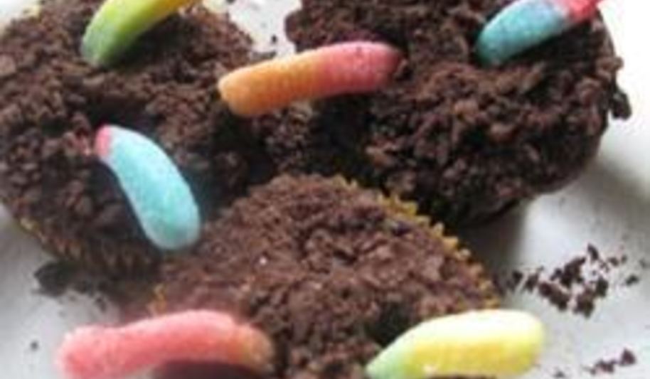 Рецепт шоколадных пирожных с червячками