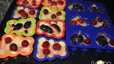 творожное пирожное с ягодами