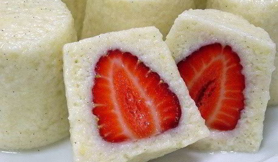 Рецепт утренних сливочных манных пирожных со свежей клубникой и ванилью