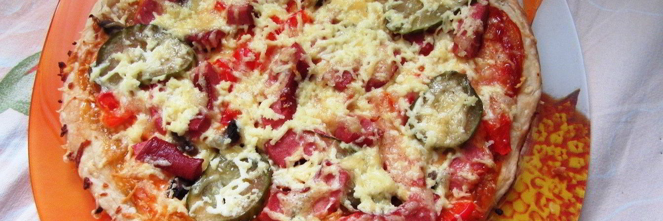 Быстрая пицца с колбасой и овощами