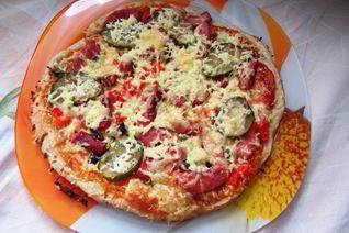 Быстрая пицца с колбасой и овощами