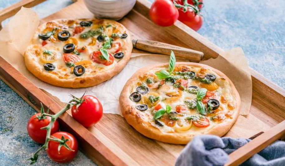 Рецепт мини-пиццы с томатами и моцареллой