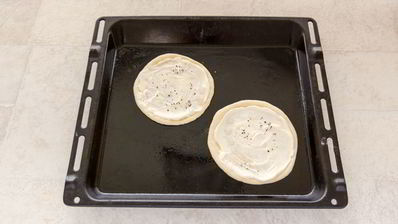 мини-пицца с томатами и моцареллой