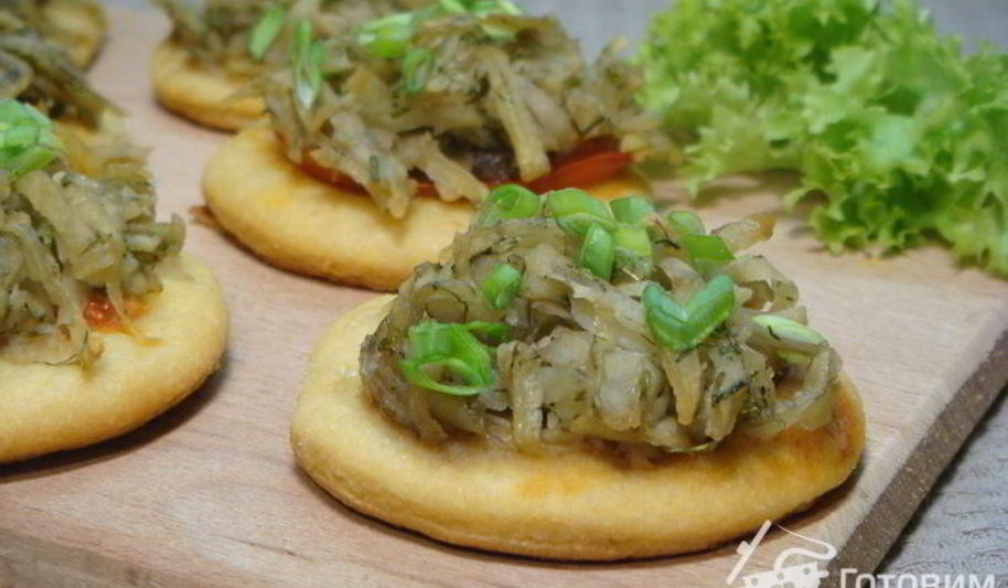 Рецепт мини-пицц с картофельными шапочками