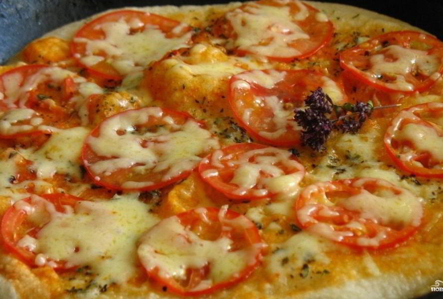 Пицца на сковороде с помидорами