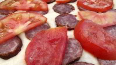 пицца на сковороде с помидорами