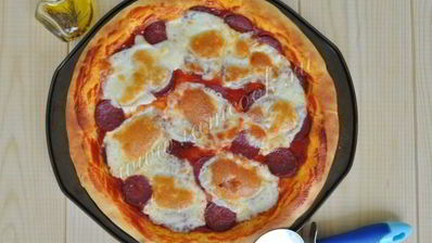 пицца пепперони с жаренной моцареллой