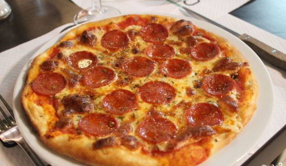 Рецепт пиццы по-домашнему с колбасой