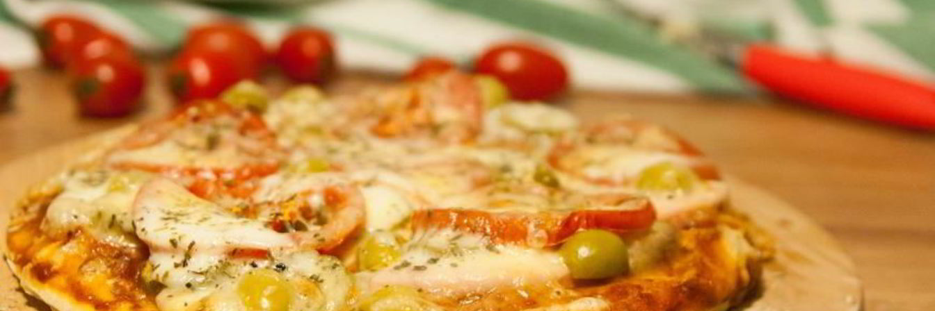 Пицца с фаршем, грибами и моцареллой