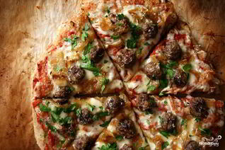 Пицца с фрикадельками, луком и петрушкой