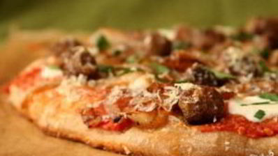 пицца с фрикадельками, луком и петрушкой