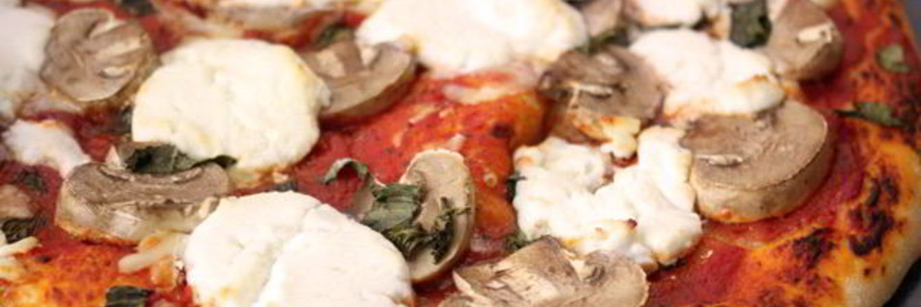 Пицца с грибами и козьим сыром
